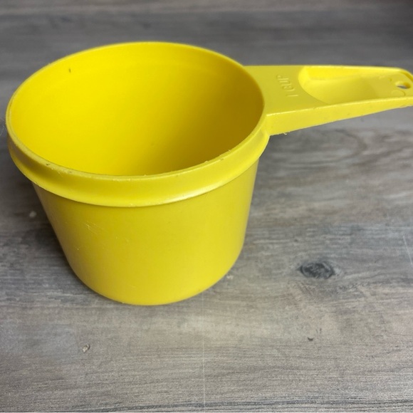 VTG Tupperware Yellow Daffodil Measuring Cup, 1 Cup, Replacement Part Nesting - Picture 3 of 4